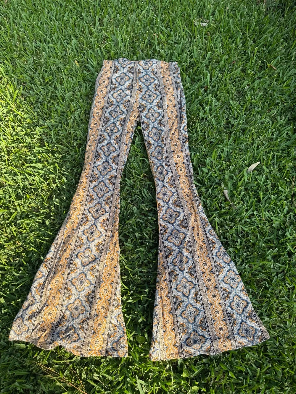 Amable Forbidden Pants Boho Medallion Print Bell Bottom Flare Pants Small - Picture 3 of 7
